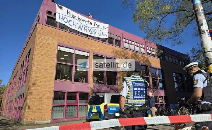 Klima-Protest in #Karlsruhe – Menschen auf dem Dach, Banner an der MensaAktivist...