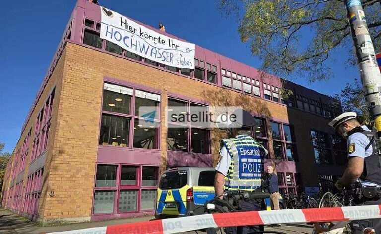 Klima-Protest in Karlsruhe: Aktivisten auf dem KIT-Dach