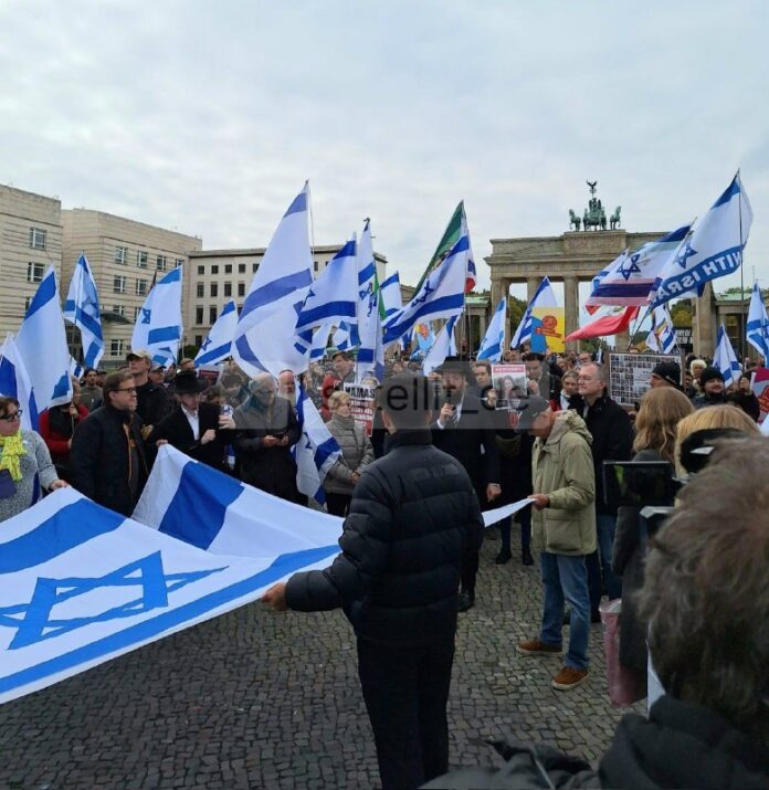 Erneut pro-israelische und pro-palästinensische Demos in #Berlin Rund 600 Polizi...