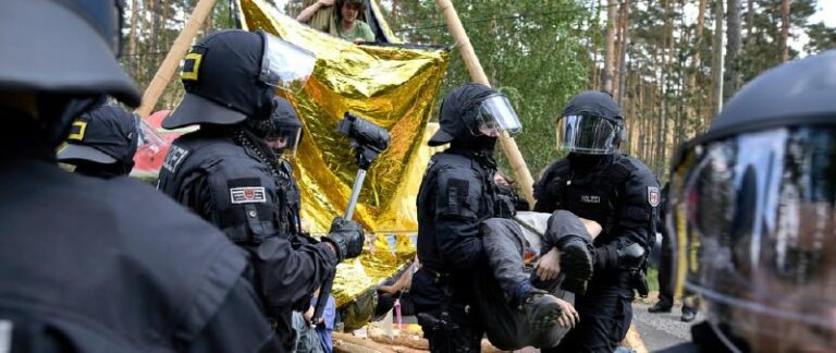 Protest in Grünheide: Polizei holt Tesla-Gegner von Bagger