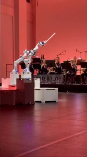 Roboter dirigiert Sinfonieorchester in Dresden: Premiere von „Roboter.Sinfonie“