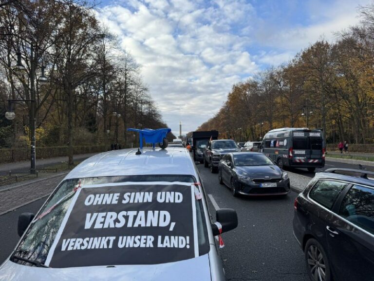 Demonstration gegen Regierung und Krieg in Berlin läuft weiter Die Demo der Baue…