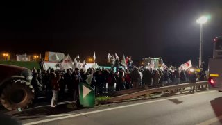 Landwirte blockieren Autobahn in Richtung Paris Französische #Bauern haben in de…