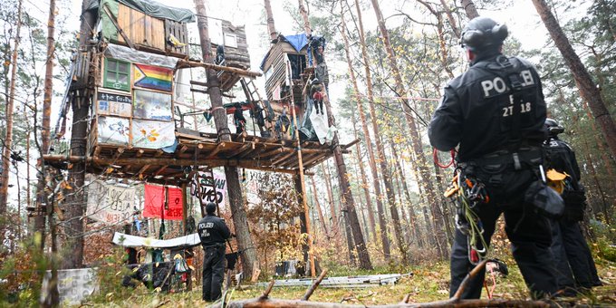 Polizei löst Protestcamp von Tesla-Gegnern komplett aufSeit fast neun Monaten hi…