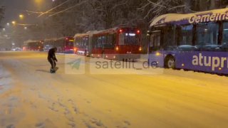 Schweizer Alpen Straßen erobert: Snowboard-Action nach Tief „Caetano“Das Winter…