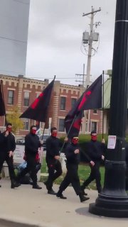 USA: Neonazis marschieren mit #Hakenkreuz-Flaggen durch StadtIn der Stadt Colum…