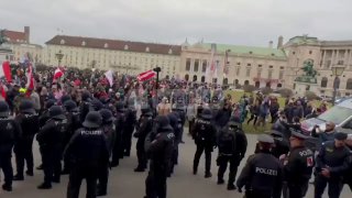 Wiener Polizei lässt Demo-Teilnehmer nicht durch Nach Angaben einiger Augenzeuge…