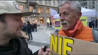 Bei der Friedensdemo in Dresden sprach sich der Mann entschieden gegen die Liefe…