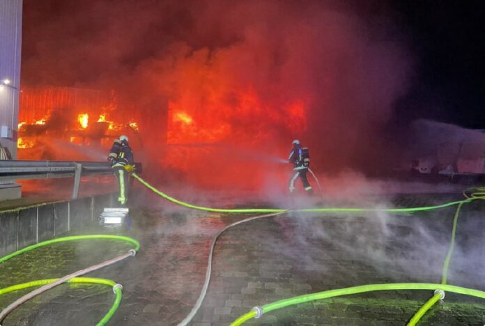 Bochum: Lagerhalle mit Autos und Anhängern fängt FeuerIn der Nacht auf Montag is...
