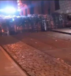 Kind wirft Flasche auf Polizei: Video aus Tiflis sorgt für Aufsehen In den sozi…