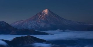 So sieht der Damawand, der als höchster Berg Irans im Elburs-Gebirge gilt, beim …