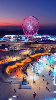 So sieht der Freizeitpark „Schnee- und Eiswelt“ am Ufer des Flusses Songhua im c…