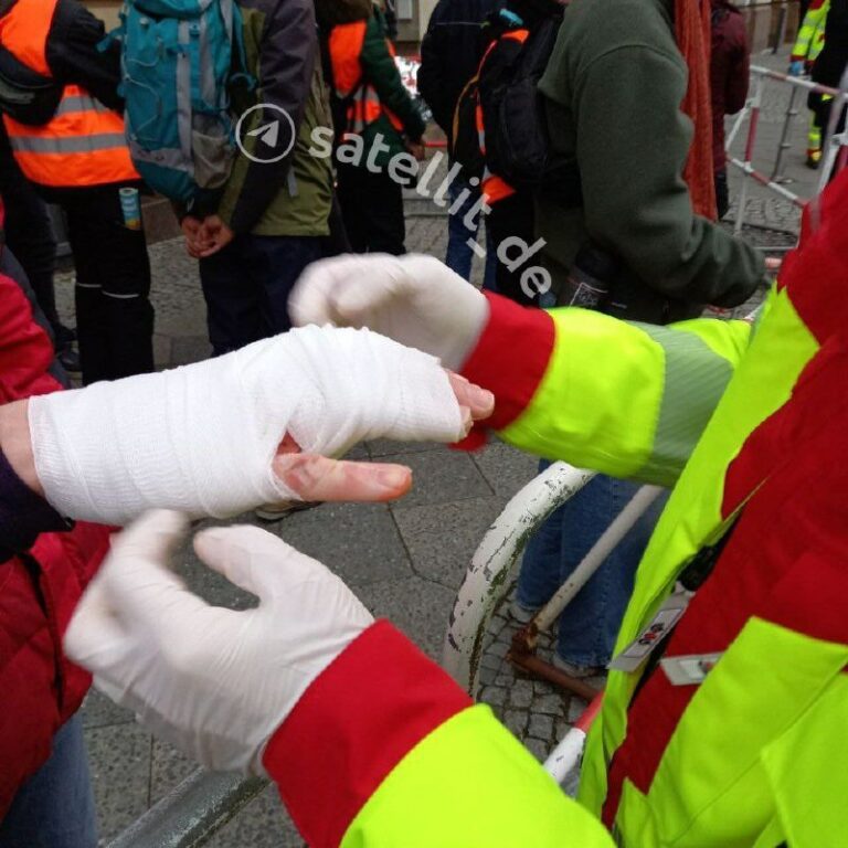 Zusammenstöße zwischen „Letzter Generation“ und Polizei in Berlin Die sogenannte…