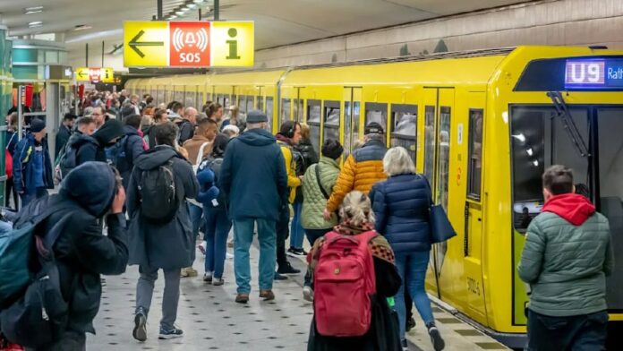 Ab nächste Woche drohen Warnstreiks bei der BVG Am Mittwoch sollen die Tarifverh...