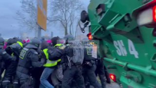 AfD-Parteitag in Riesa: Gegendemonstranten blockieren Zufahrtswege  Seit dem fr…