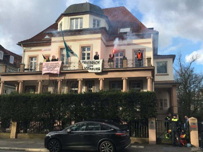  Aktivisten stürmen Balkon von CDU-Kreisverband HannoverIm  Streit um die Migrat...