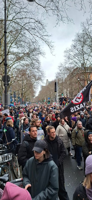 Demos gegen Rechts auch in Köln und Aschaffenburg Auch in #Köln haben Tausende M…