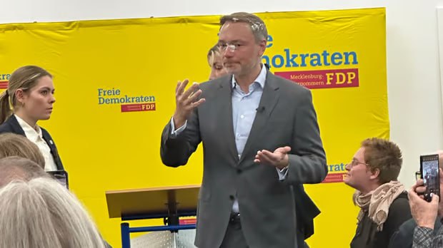 Frau wirft Lindner Schaumtorte ins GesichtDer #FDP-Vorsitzende Christian #Lindne…