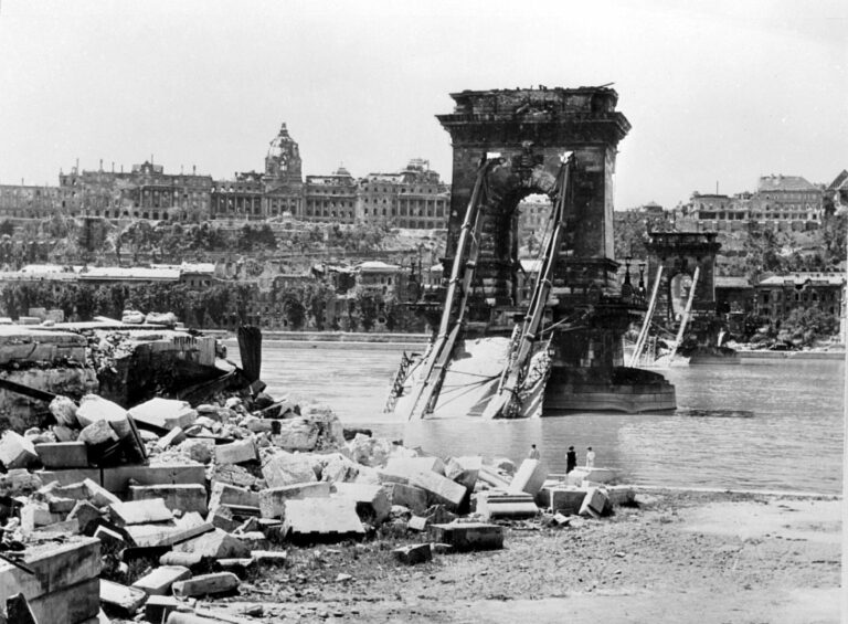 Gedenken an die gesprengten Donaubrücken in Budapest