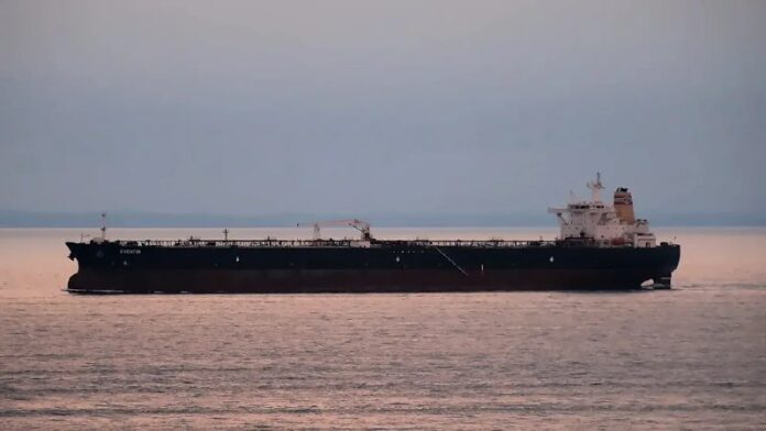 Manövrierunfähiger Öltanker treibt nördlich von Rügen in der Ostsee Die 274 Mete...