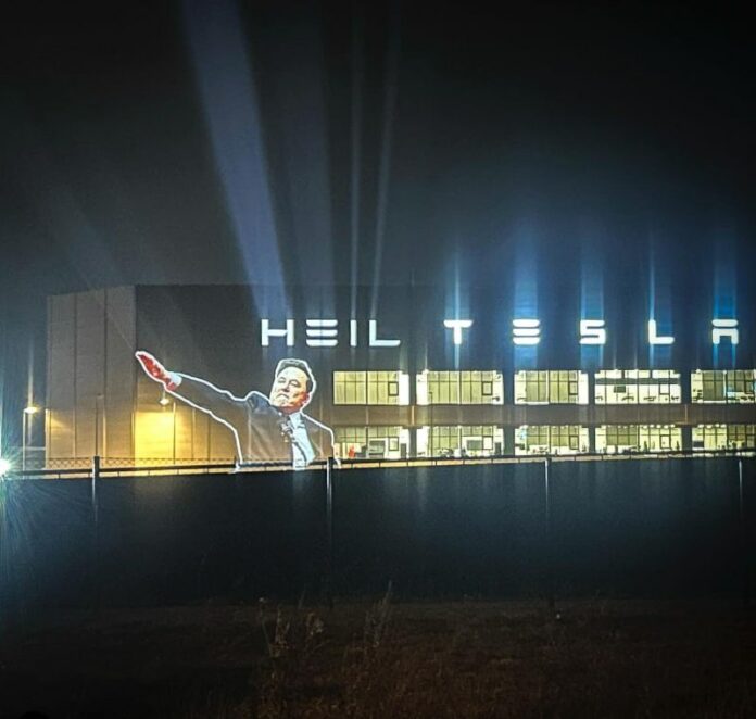  Polizei weiß von nichts: „Heil Tesla“-Projektion auf Werk in #Grünheide?Die Akt...