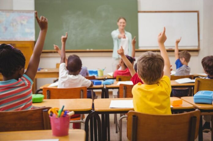 Studie: Migrantenkinder sind die Lehrer-Lieblinge bei #NotenvergabeLaut einer St...