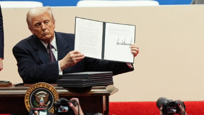 US-Präsident Trump hat nur wenige Stunden nach seiner Amtseinführung wie angekün...