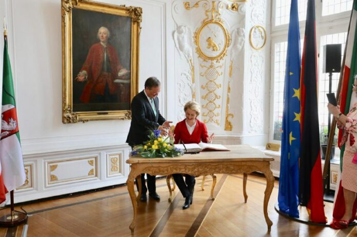 Ursula von der Leyen erhält internationalen #KarlspreisAls „starke Stimme Europa...