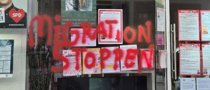 #Farbanschläge auf Parteibüros von Grünen und SPD in BerlinUnbekannte haben das ...