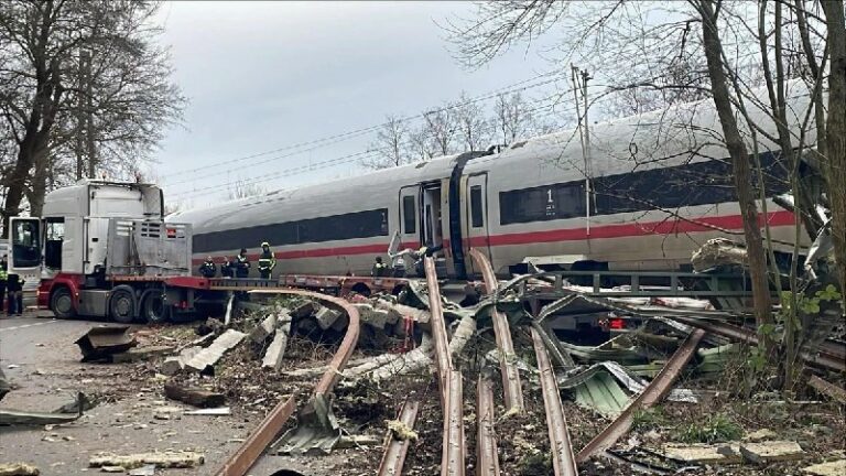 ICE rammt Sattelzug in Hamburg – ein Toter, 13 SchwerverletzteAuf der Strecke zw…