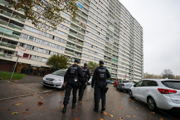 Massiver Kindergeld-Betrug im „Weißen Riesen“ aufgedeckt In dem als Problemhaus …