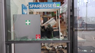Oberösterreich: Bankomaten fliegen in die LuftIn einem Einkaufszentrum in Wels h…