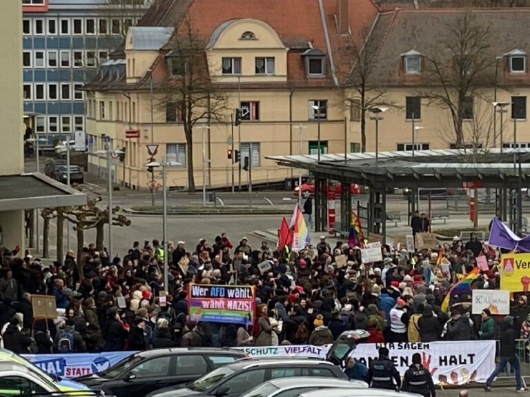 Saarland: Hunderte Menschen demonstrieren gegen Merz’ Migrationspolitik Etwa 350…