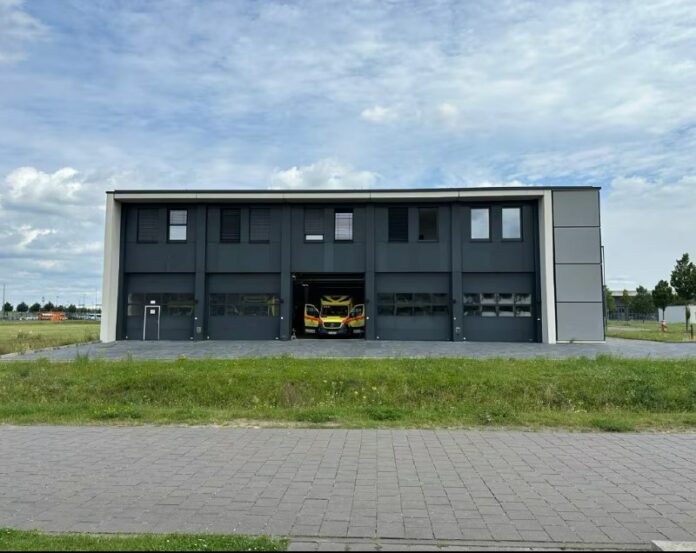 Sanitäter soll am Berliner Flughafen verletzten Patienten getreten haben Ein Not...