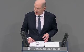 Scholz redet im Bundestag – und keiner hört hin Bei dem letzten Schlagabtausch v…