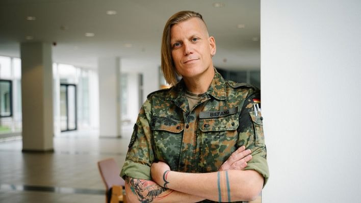 Frühere Trans-Kommandeurin scheitert mit Klage um Tinder-ProfilIm Streit um die …