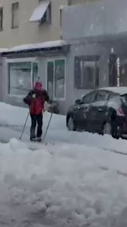Im Schweizer Kanton Wallis sorgten #Schneemassen teils für Chaos. Die Menschen s…