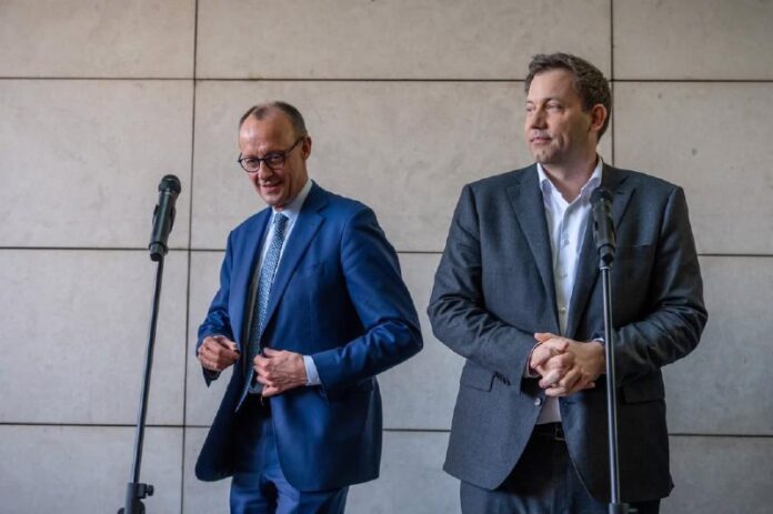 Koalitionsvertrag: Migrationspolitik bleibt vageDer am Mittwoch veröffentlichte ...