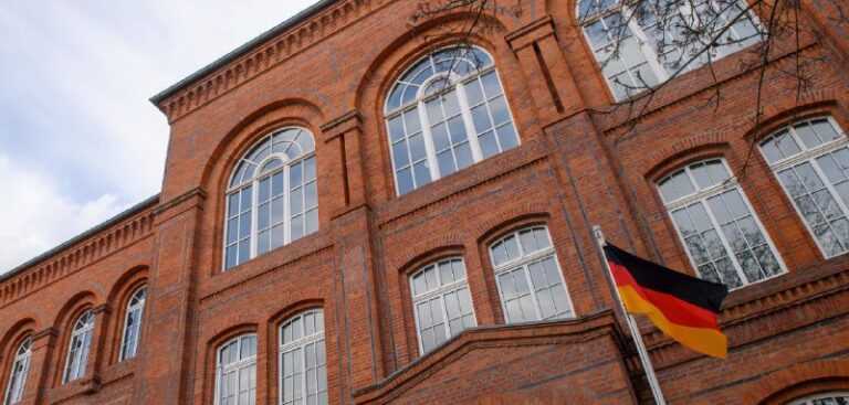 Landkreis stimmt AfD-Antrag zu – und platziert Deutschlandflaggen an GebäudenIm…