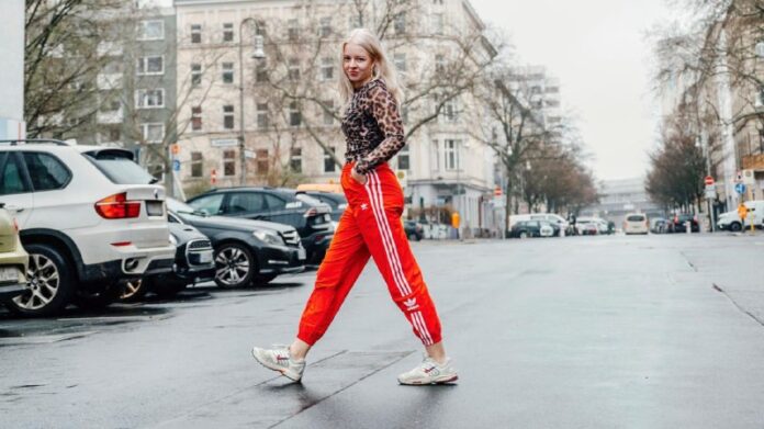  Leopard-Bluse mit Jogginghose? Netz nennt Chefin der Grünen Jugend „geschmacklo...