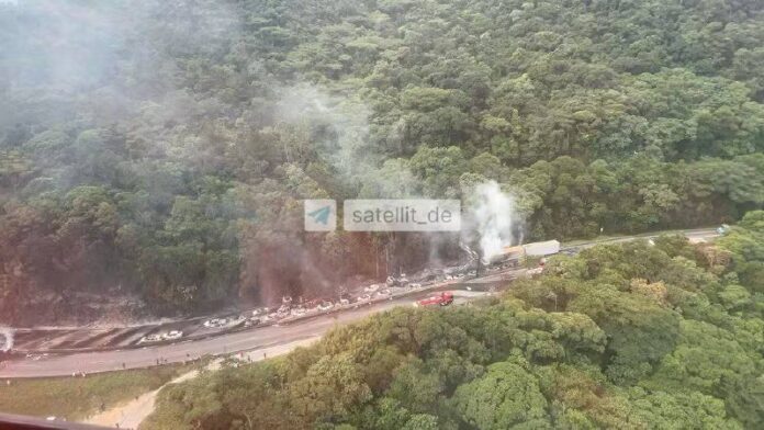  Lkw mit Ethanol kippt in #Brasilien um – fünf VerletzteIm Netz macht ein Video ...