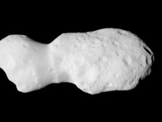 NASA-Sonde entdeckt skurrilen Eiswaffel-AsteroidenDie NASA- Raumsonde Lucy hat d…