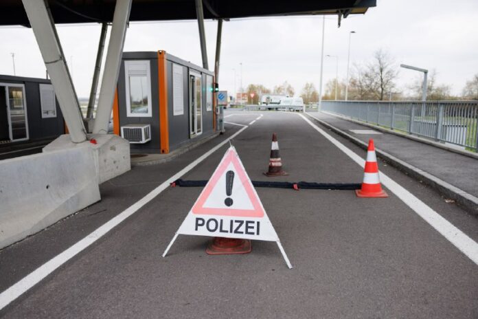  Österreich schließt Grenzübergänge zu Slowakei und #UngarnIn Ungarn und der #Sl...
