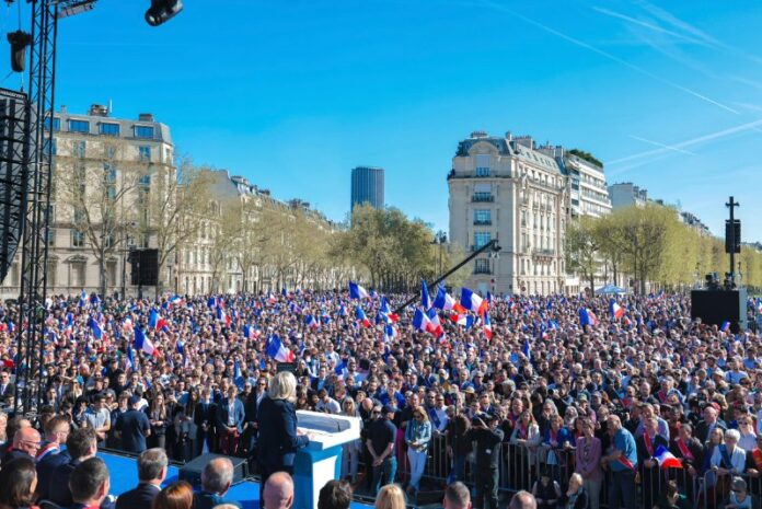  Paris: Tausende demonstrieren für Le Pen – und auch gegen sie Mehrere Tausend A...