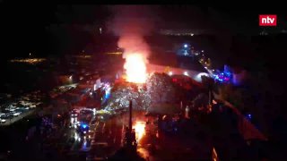 Riesiger Schrottberg in Essen steht in Flammen Auf dem Schrottberg mit einer ge…