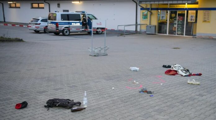 Sachsen: 23-Jähriger greift vor Supermarkt mit Messer anEin 23-Jähriger hat laut...