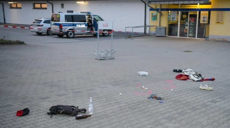 Sachsen: 23-Jähriger greift vor Supermarkt mit Messer anEin 23-Jähriger hat laut…