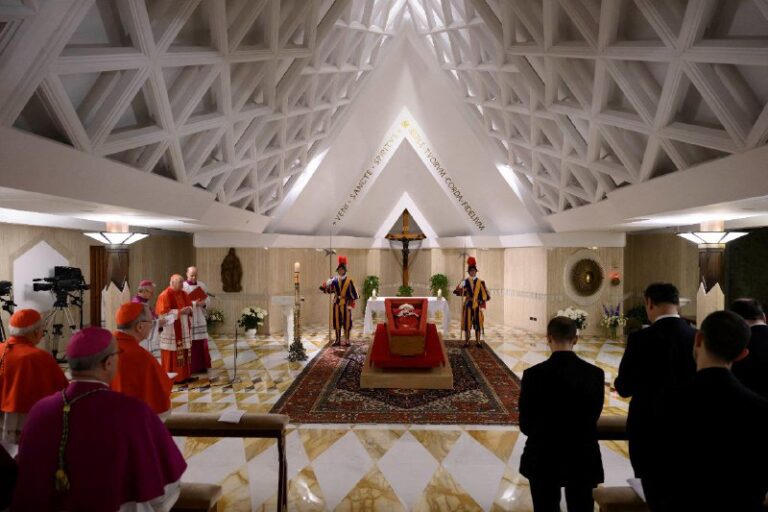 Toter Papst in Kapelle aufgebahrt – Vatikan gibt Termin für Beisetzung bekanntD…