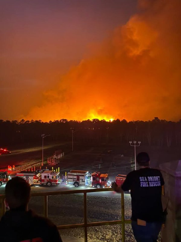 #USA: Waldbrand in New Jersey bedroht Wohngebiete Ein großflächiger Waldbrand h…