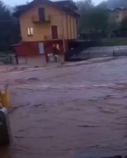 Unwetter in Südeuropa: Heftige Regenfälle treffen italienische Gemeinden  In der…